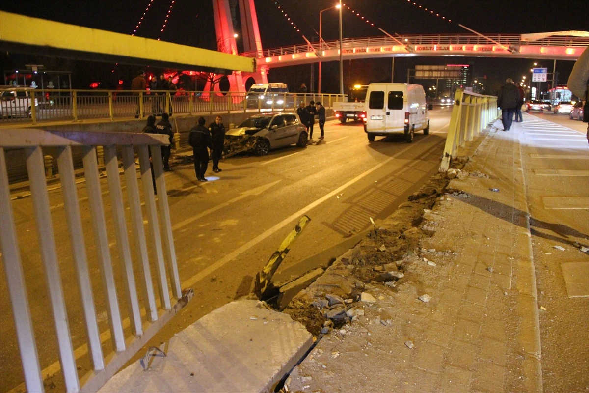 Bariyerlere çarpan otomobil alt geçide düştü: 3 yaralı